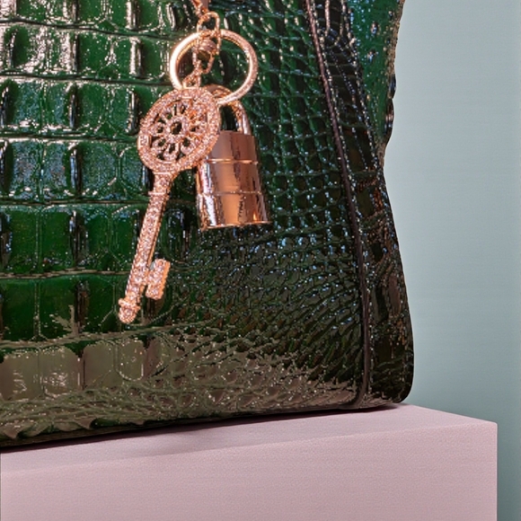 Elegant Green Mid-Sized Crocodile-Embossed Handbag NWOT - Picture 4 of 9